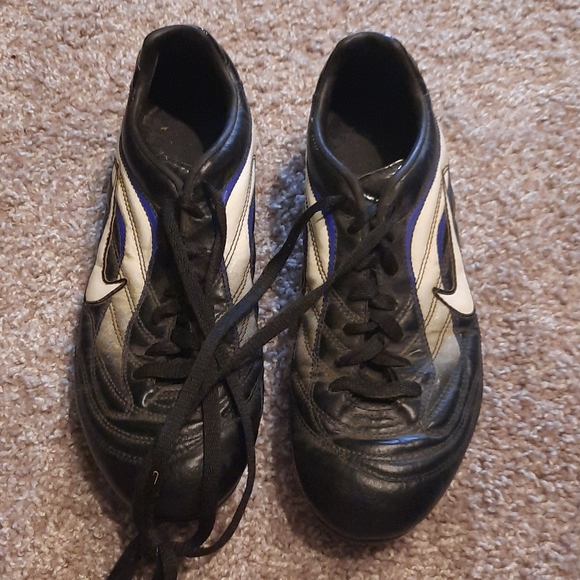 Nike Black and White Athletic Shoes - Picture 1 of 4